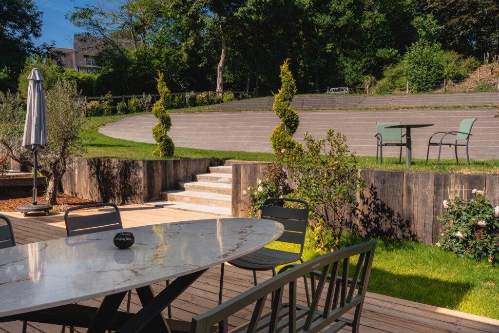 Table à manger dans le jardin