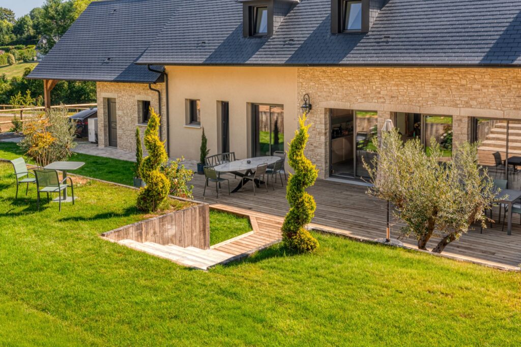 Vue de la maison du fond du jardin