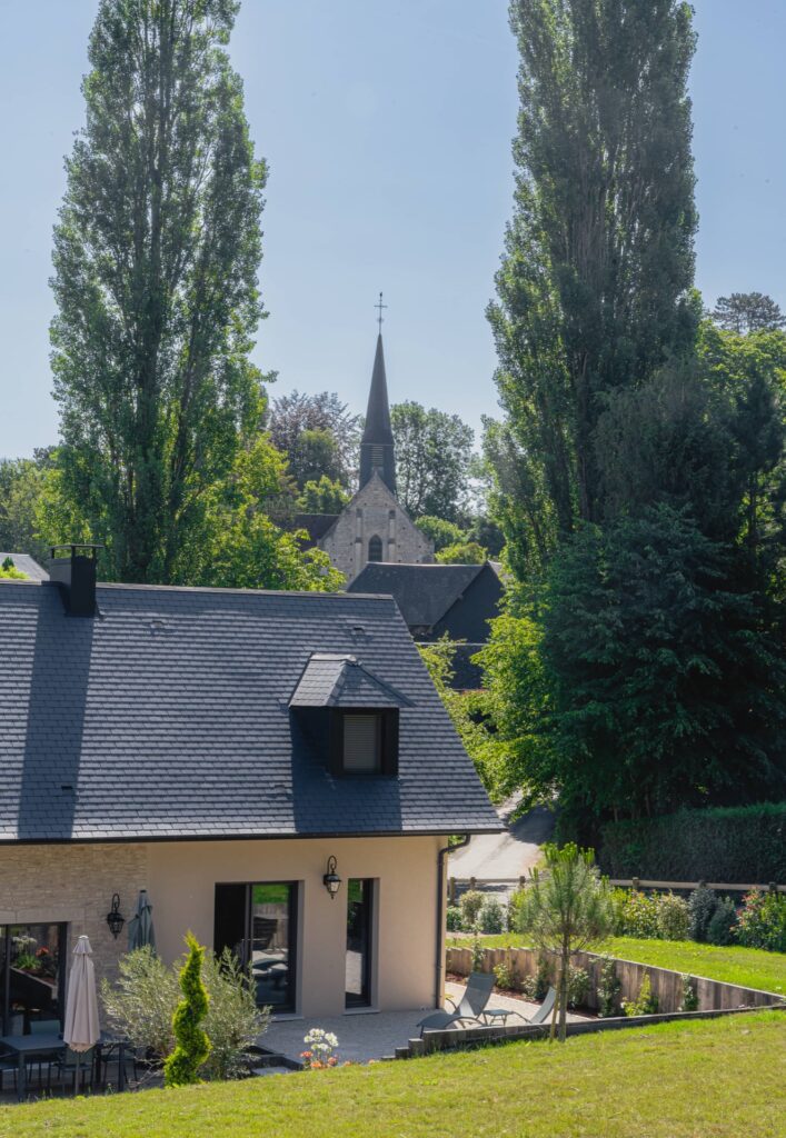 Vue de la maison avec l'église en arrière plan
